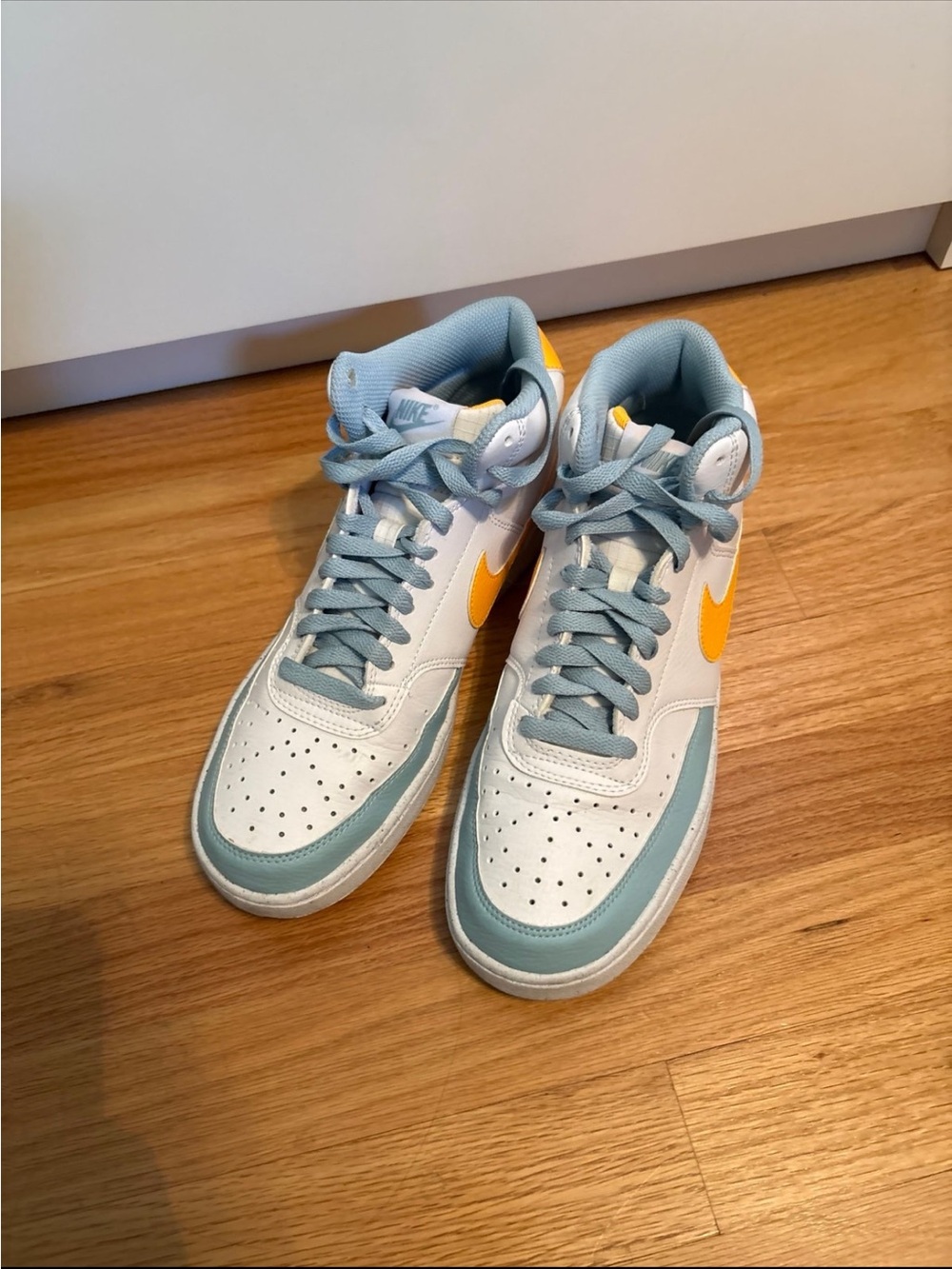 Nike Mid-Top Sneakers in White, Light Blue & Yellow